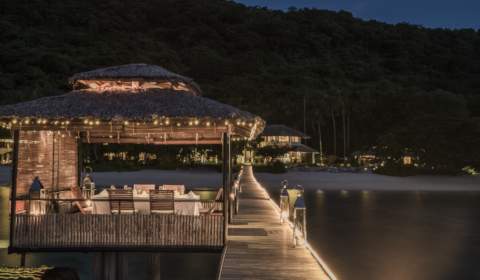 island dining on pier
